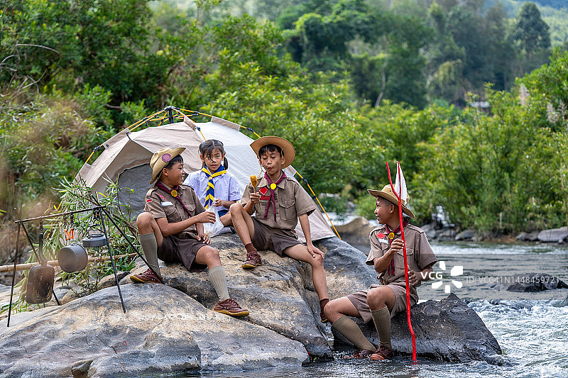 一群快乐的童子军在森林里行走，在自然中露营图片素材