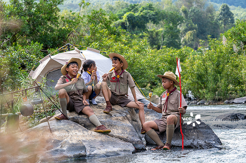 在绿色森林中的童子军，冒险和旅行的概念图片素材