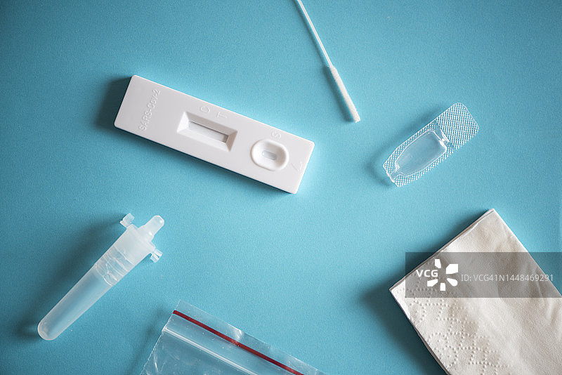 在家中使用新冠快速自测图片素材