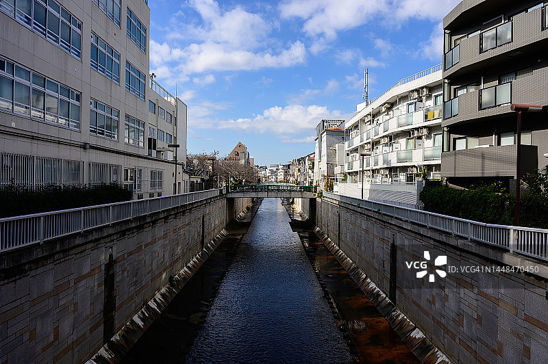 初冬晴天下的东京神田川景色图片素材