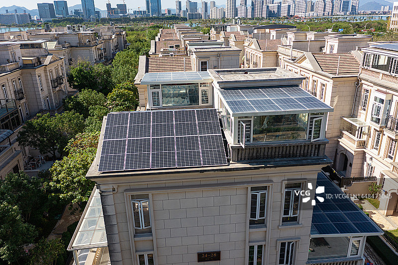 别墅屋顶上的太阳能电池板特写图片素材