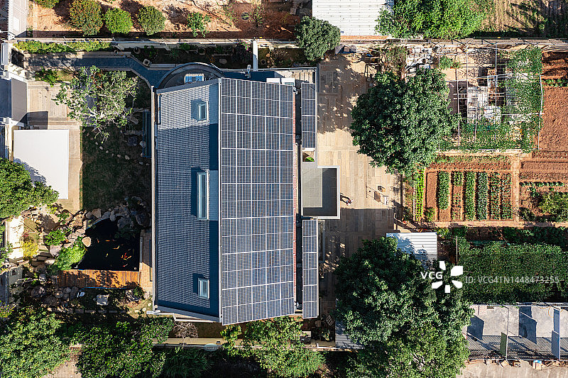 带太阳能电池板的迷你房屋图片素材