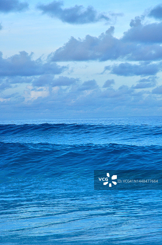 黎明时分印度洋海滩上的巨浪图片素材