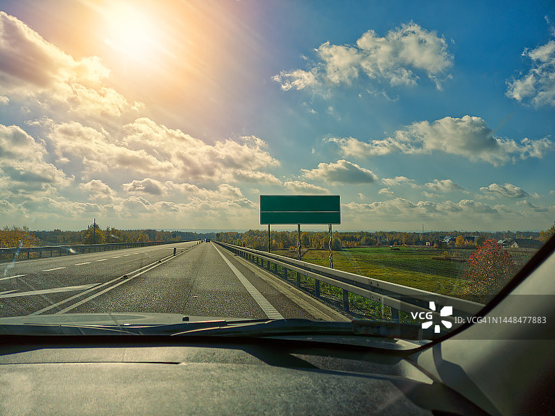 车内视角：路边的交通指示牌图片素材
