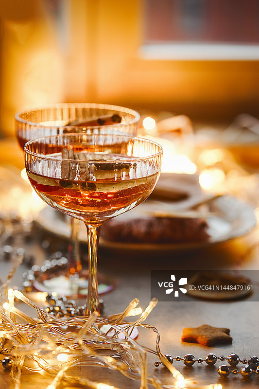 舒适LED灯光下的圣诞新年节日晚餐鸡尾酒图片素材