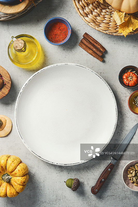 白色盘子和烹饪食材美食背景：南瓜、油、香料和刀具图片素材