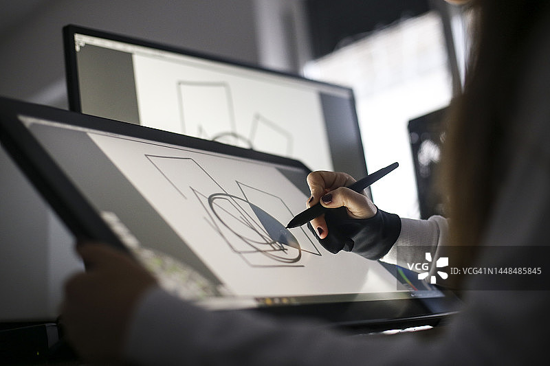 年轻女子使用数位板绘图图片素材