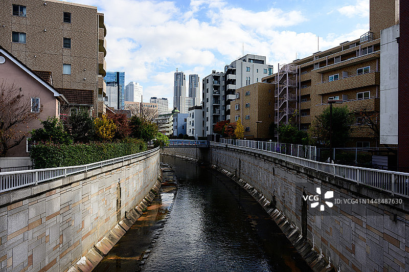 初冬晴天下的东京神田川景色图片素材