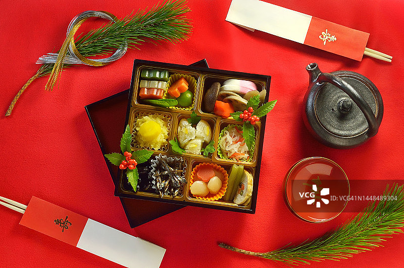 新年御节料理盒和日本清酒图片素材