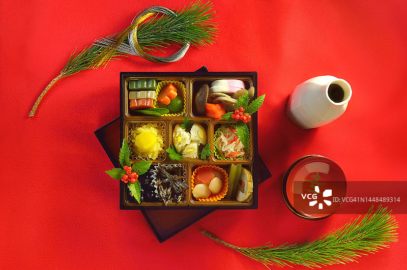 新年御节料理盒和日本清酒图片素材