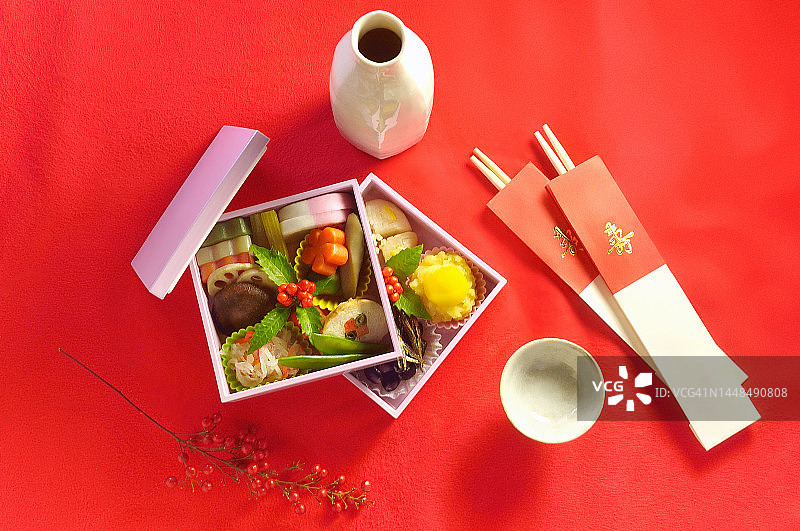 新年御节料理盒和日本清酒图片素材