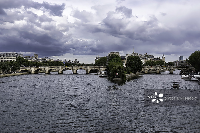 巴黎塞纳河畔、西岱岛和新桥的码头图片素材