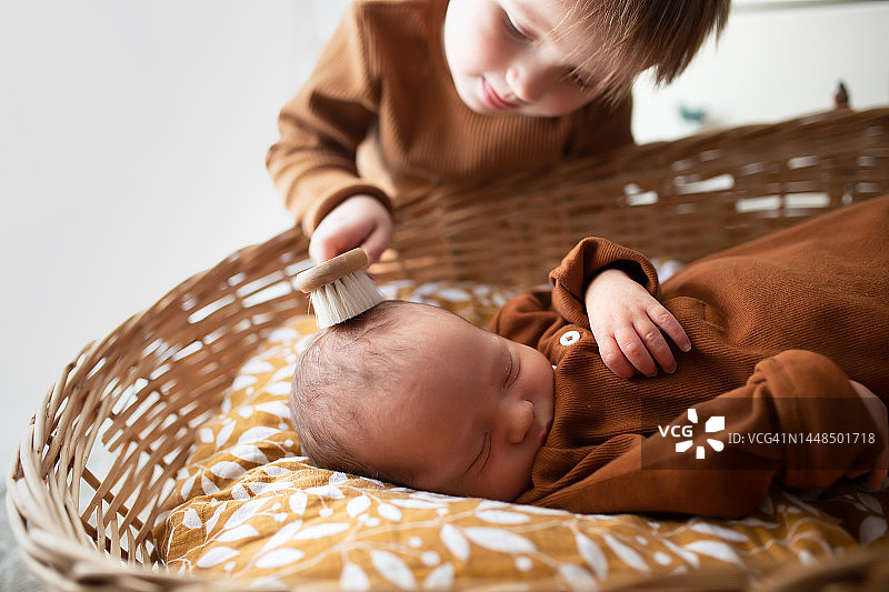 环保生活方式和婴儿有机天然产品及服装。儿童用木制软梳为新生婴儿梳头。手足护理图片素材
