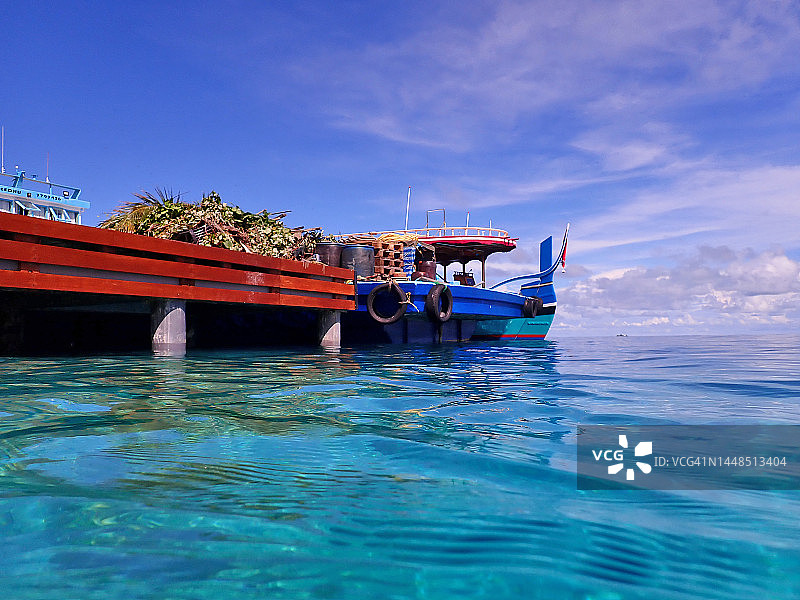 停靠在马尔代夫兰纳利岛码头的运废船图片素材