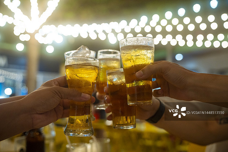 啤酒：庆祝敬酒派对图片素材