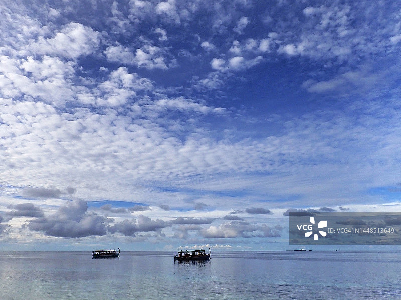 停靠在拉纳利礁湖的传统马尔代夫船只图片素材