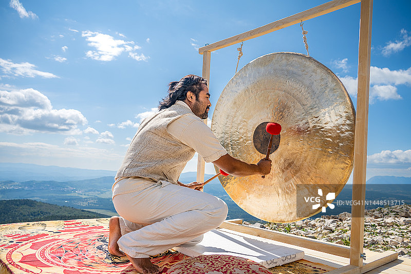 男人在敲锣图片素材