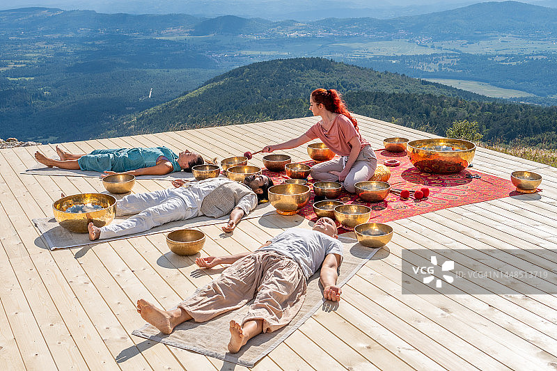 女人进行锣疗图片素材