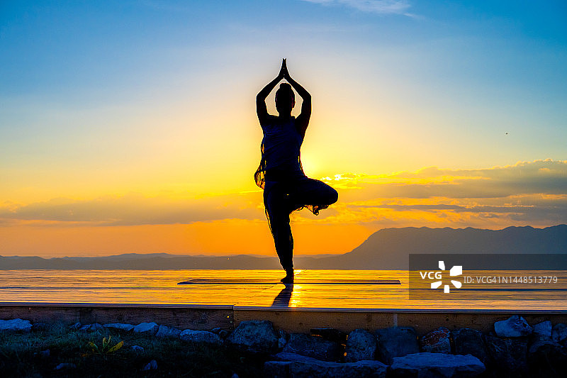 在甲板上做瑜伽的女人图片素材