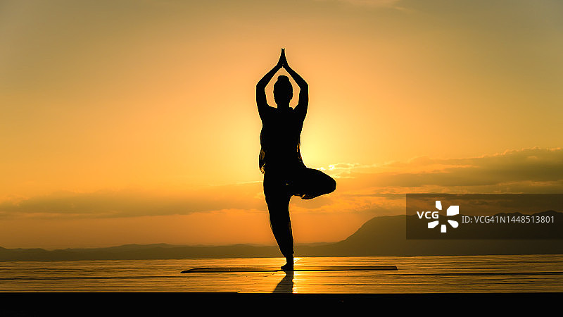 在甲板上做瑜伽的女人图片素材