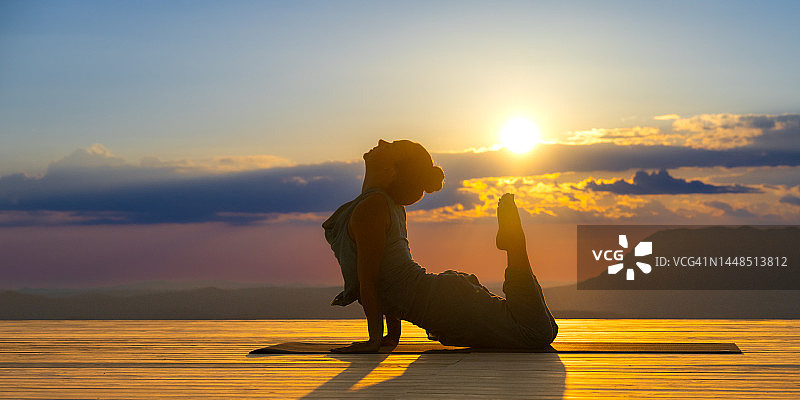 在甲板上做瑜伽的女人图片素材