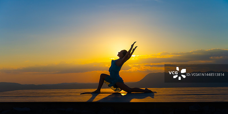 在甲板上做瑜伽的女人图片素材