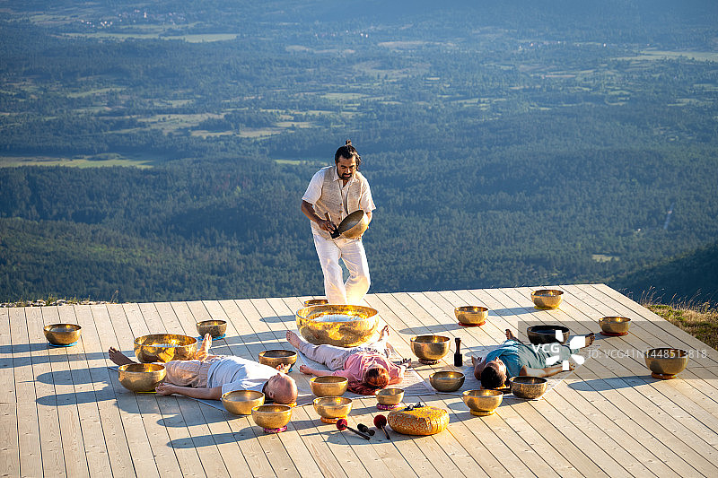演奏磬锣进行声音疗法的男人图片素材