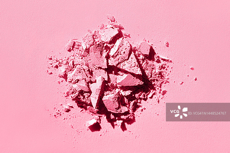 女士化妆品—— Viva Magenta 2023年度流行色粉末眼影，粉色背景图片素材