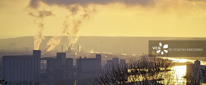 日落时分的工业区图片素材