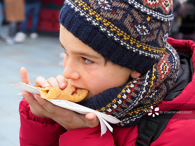 男孩在户外吃可丽饼图片素材
