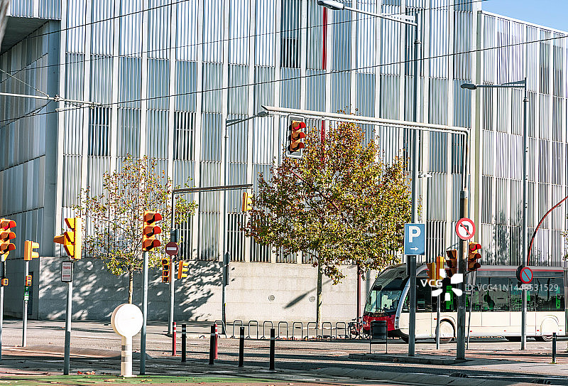 在巴塞罗那街道上行驶的电动环保公交车图片素材