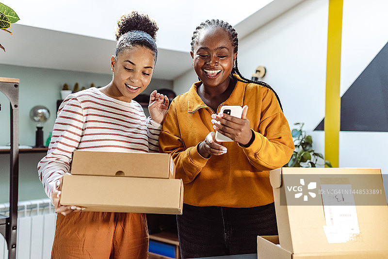 年轻女性在智能手机上查看在线订单图片素材