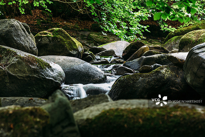苏格兰阿伯费尔迪森林岩石小溪图片素材