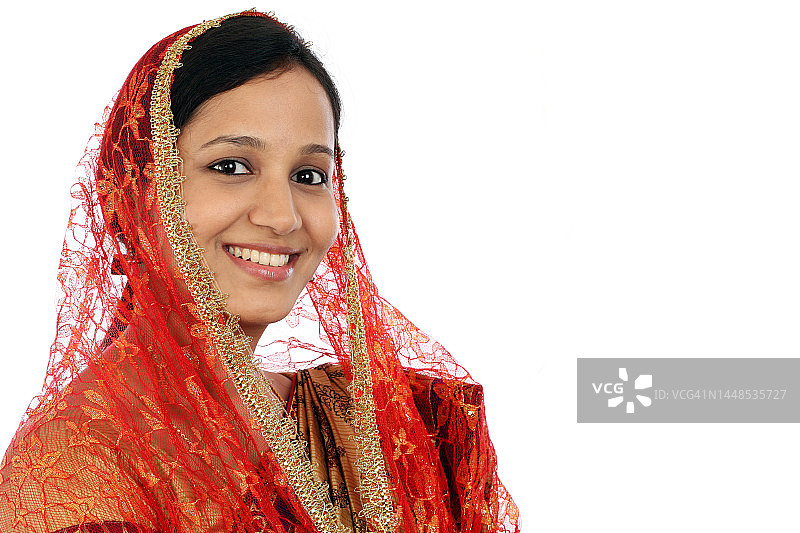 白色背景下的年轻穆斯林女性图片素材