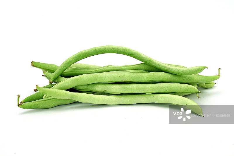 白色背景上的新鲜豆类图片素材