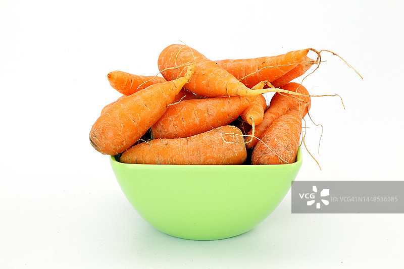 白色背景下的新鲜胡萝卜碗图片素材