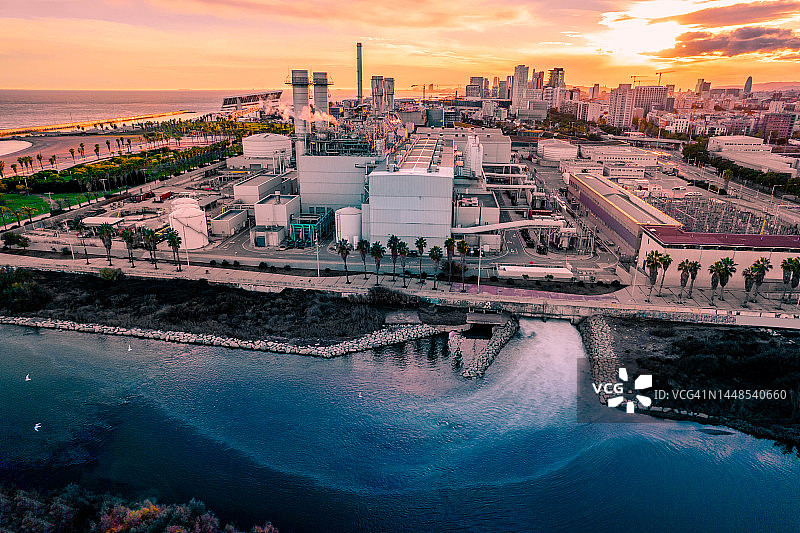 巴塞罗那贝索斯河畔的热电站航拍，城市天际线图片素材