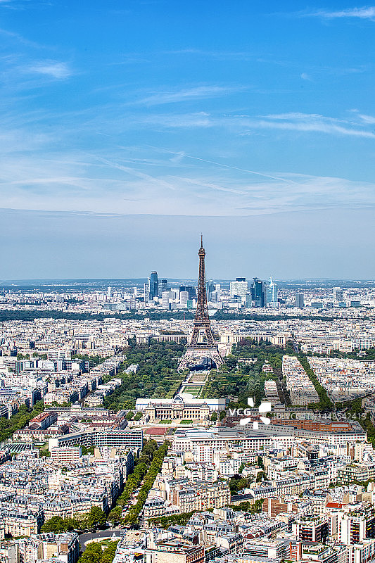 巴黎航拍：背景埃菲尔铁塔与拉德芳斯图片素材