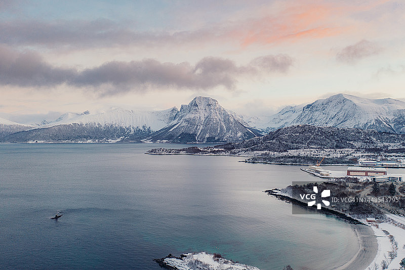 挪威雪山碧绿海滩的风景航拍图图片素材