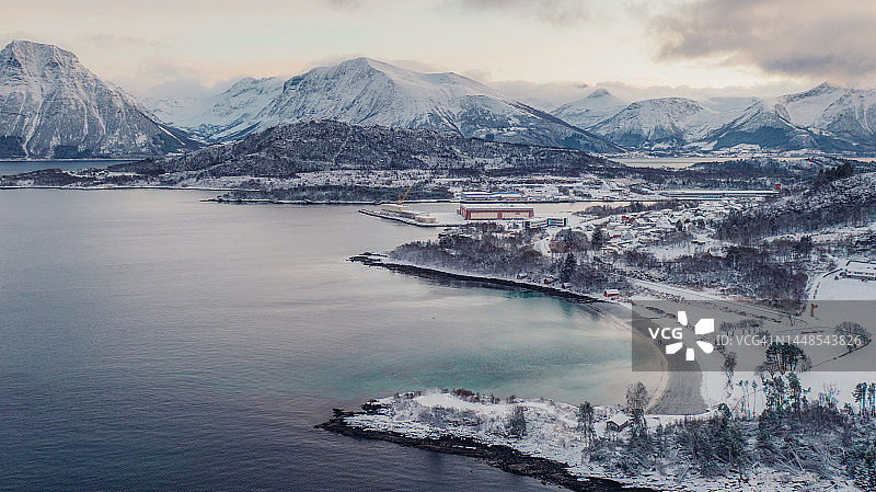 挪威雪山碧绿海滩的风景航拍图图片素材