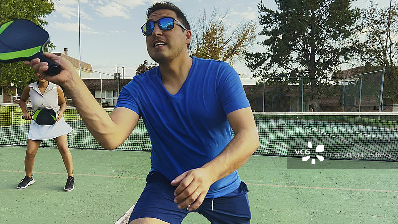 哥伦比亚裔美国夫妇秋日打匹克球图片素材