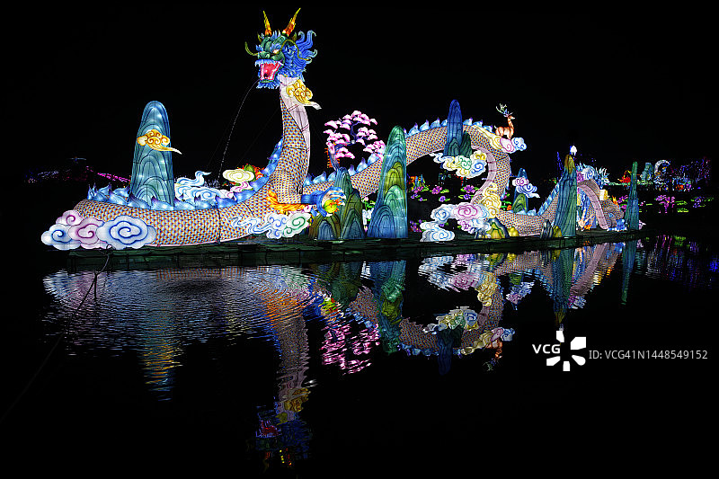 湖中倒影的大型蓝色龙图片素材