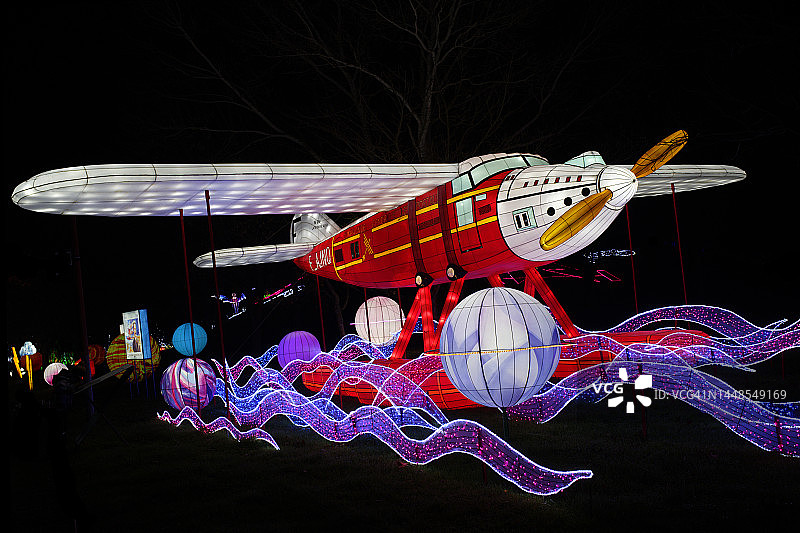 水上飞机在海浪上降落图片素材