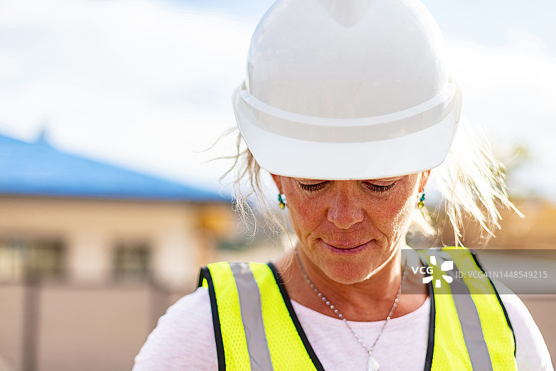 住宅开发项目：女性承包商在工地查看蓝图系列照片图片素材