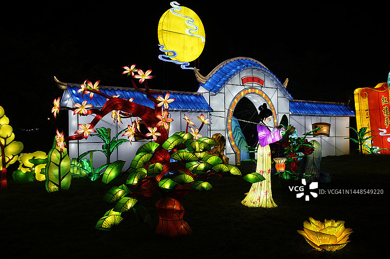 站在房屋围墙前的女人图片素材