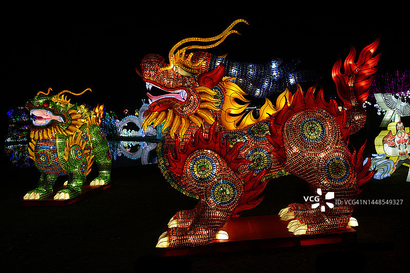 两条龙，一条绿色，一条红色图片素材