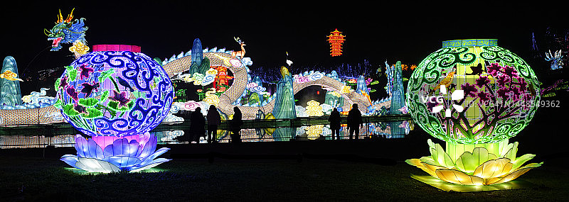 蓝龙前的两个大球图片素材