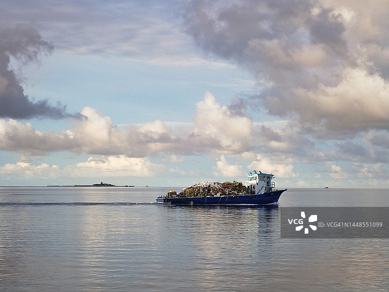 停靠在马尔代夫兰纳利岛码头的运废船图片素材