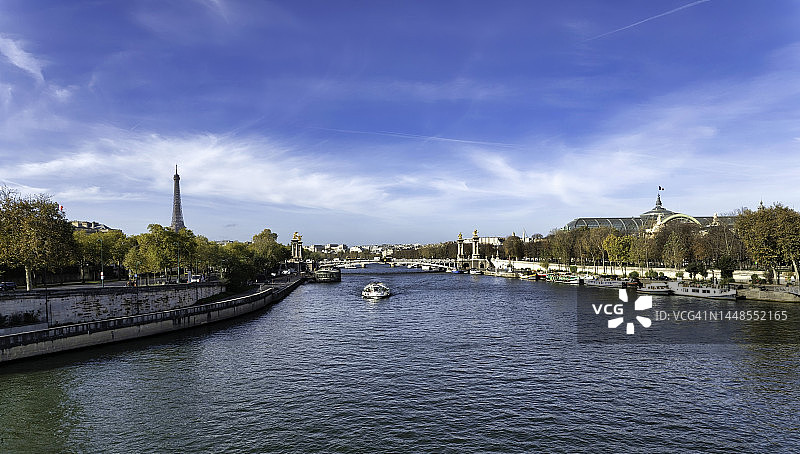 巴黎：塞纳河畔、亚历山大三世桥和埃菲尔铁塔图片素材