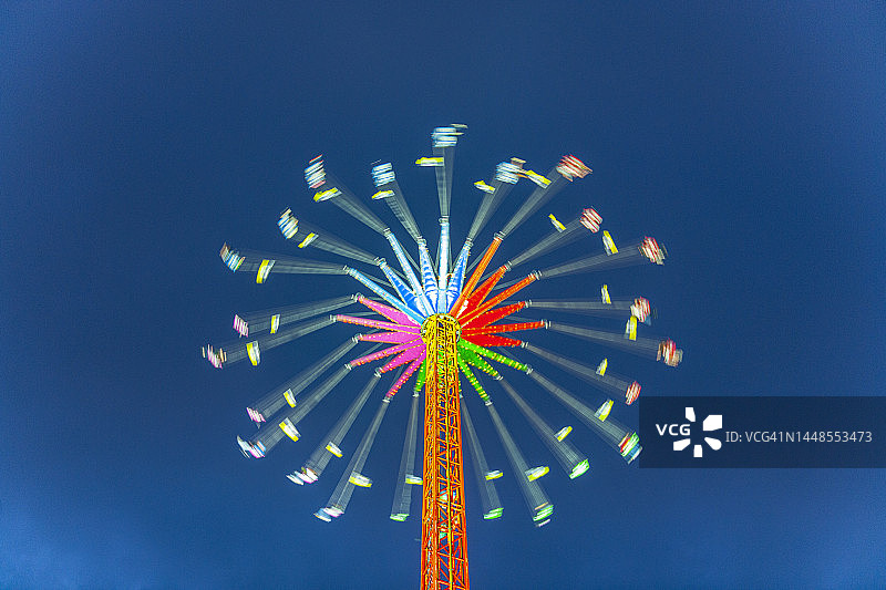 啤酒节游乐园的旋转木马夜景图片素材